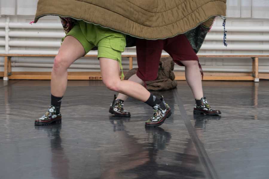 2+2=4 - ein TanzTheaterstück für kleine Menschen 